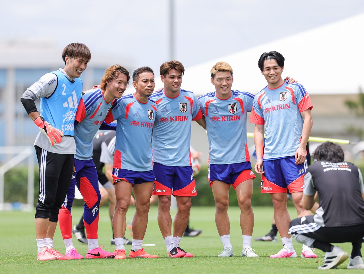 Des membres de l'équipe japonaise lors d'une séance d'entraînement à Chiba, le 25 mai 2026. De gauche à droite : Ôsako Keisuke, Seko Ayumu, Nagatomo Yûto, Sano Kaishû, Dôan Ritsu et Ueda Ayase. (© Jiji)