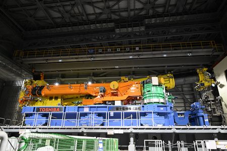 La grue spécialement conçue pour extraire les assemblages de combustible nucléaire stockés dans la piscine du réacteur n°2 de la centrale de Fukushima Daiichi.