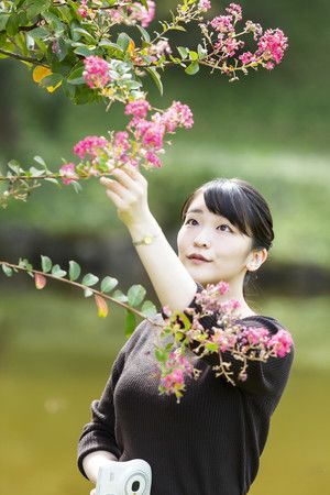 La princesse Mako dans l'un des jardins du palais d'Akasaka, le 6 octobre
