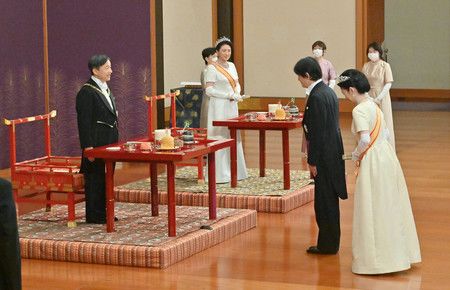 Le prince Fumihito d’Akishino et la princesse Kiko d’Akishino devant l’empereur Naruhito et l’impératrice Masako (8 novembre, dans la Salle des Pins)