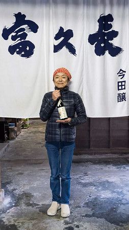 Imada Miho devant sa brasserie, dans la ville de Higashi-Hiroshima (préfecture de Hiroshima)