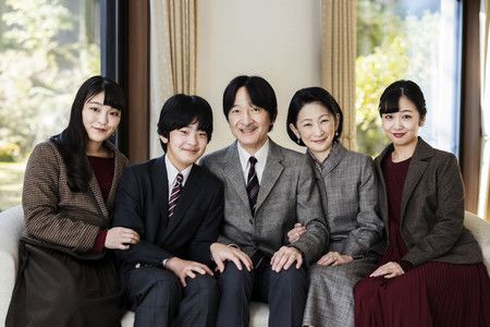 La famille du prince Fumihito. (de gauche à droite) La princesse Mako, le prince Hisahito, le prince Fumihito, la princesse Kiko, la princesse Kako (photo du 14 novembre).