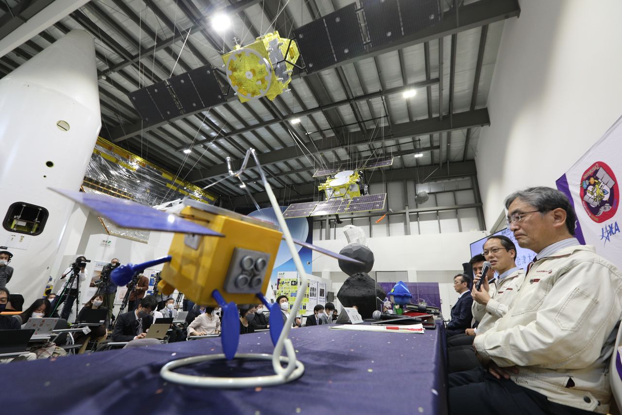 Des membres de la JAXA, lors d'une conférence de presse après le retour sur Terre de la capsule de la sonde Hayabusa 2.