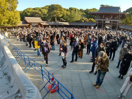 Les pélerins doivent respecter une certaine distance entre eux (le 1er janvier au sanctuaire Meiji de Tokyo)