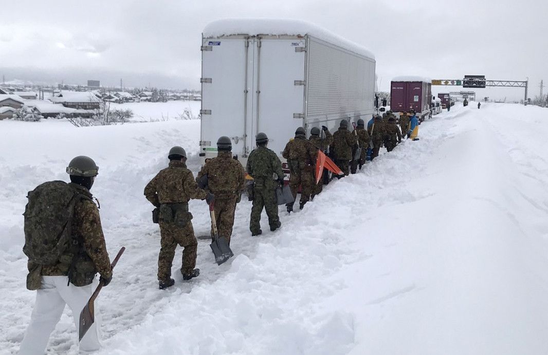 Des membres des Forces d'autodéfense déployés sur l'autoroute Tôkai-Hokuriku pour déblayer la neige, le 10 janvier 2021 (photo fournie par le ministère de la Défense/Jiji press).