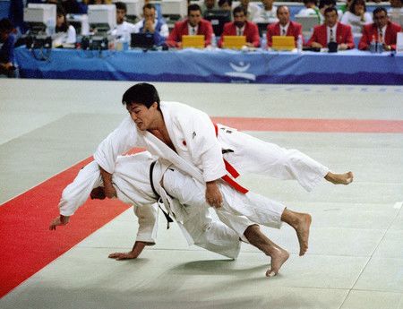 Koga Toshihiko est devenu champion olympique dans la catégorie -71 kg en vbattant le hongrois Bertalan Hajtos sur décision de l’arbitre. Le 31 juillet 1992, à Barcelone.