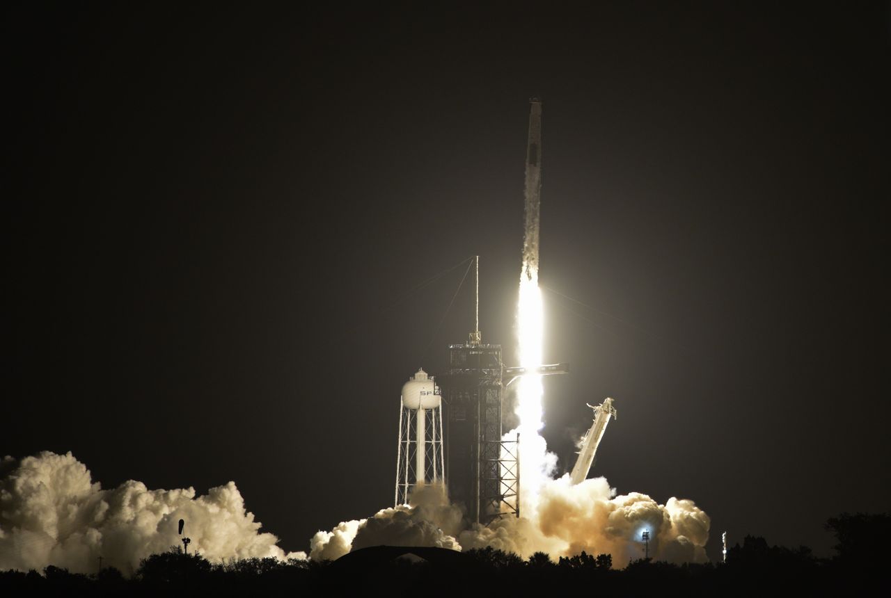 Une fusée SpaceX transportant un vaisseau Crew Dragon avec quatre astronautes à bord, dont le Français Thomas Pesquet, a décollé avec succès vendredi de Cap Canaveral, en Floride, pour une mission vers la Station spatiale internationale (ISS). /Photo prise le 23 avril 2021/REUTERS/Steve Nesius