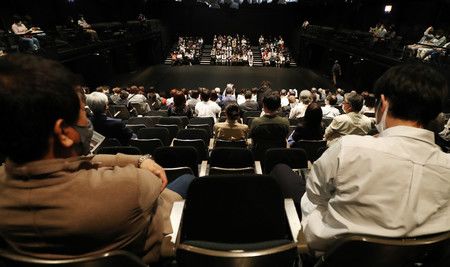 Première représentation le 12 mai  au Nouveau théâtre national de Tokyo