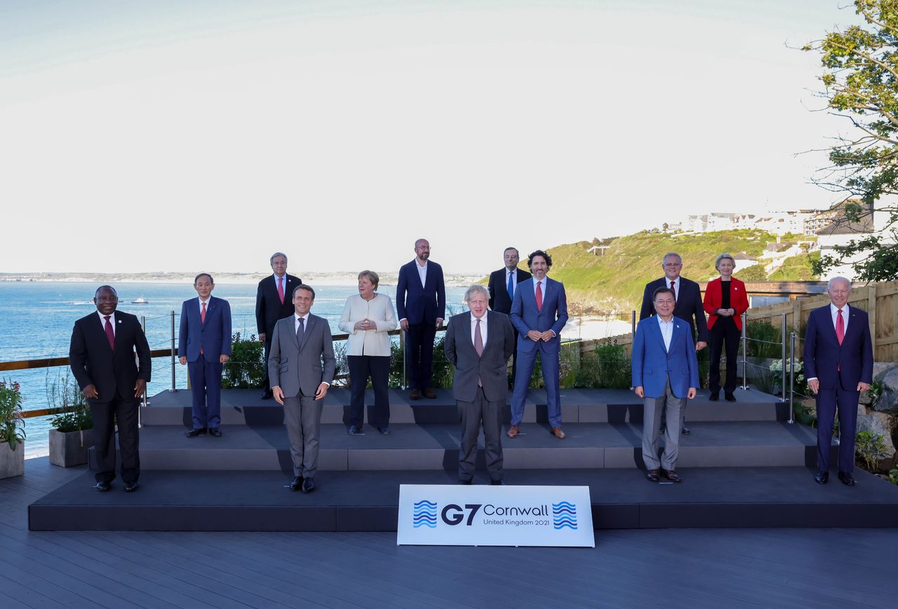 Le Premier ministre Suga Yoshihide (deuxième à gauche) posant avec d'autres dirigeants lors de la réunion du G7, le 13 juin 2021 (photo avec l'aimable autorisation de 10 Downing Street, Jiji Press).