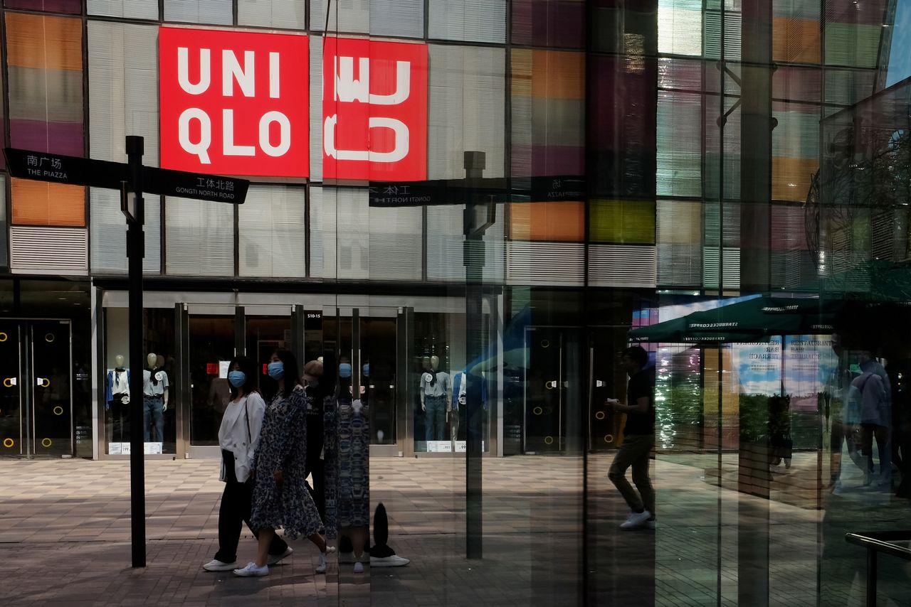 Fast Retailing, propriétaire japonais de la chaîne de prêt-à-porter Uniqlo, a abaissé sa prévision de résultat annuel, en raison des nouvelles restrictions sanitaires mises en place dans plusieurs pays dont le Japon afin de lutter contre la nouvelle vague de l