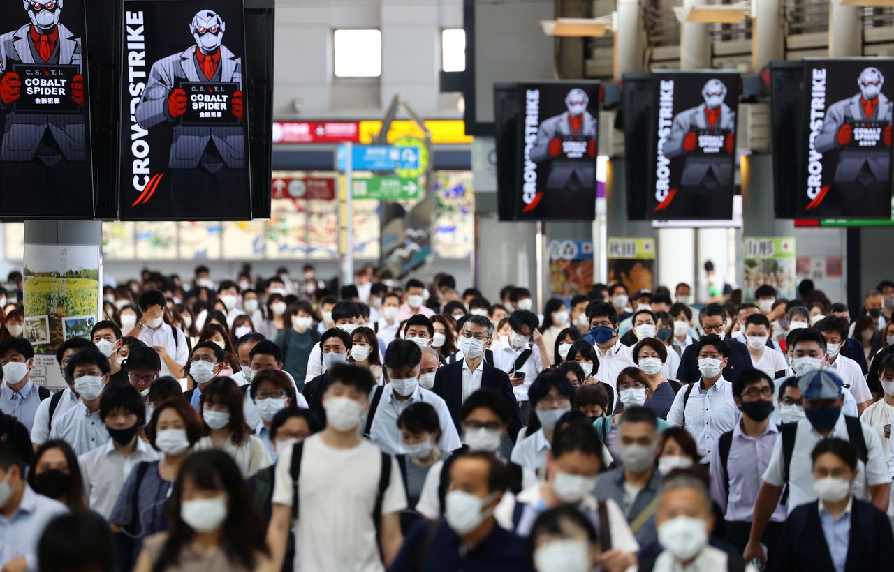 La ville de Tokyo a enregistré mercredi 3.177 nouveaux cas de contamination au COVID-19, un record pour la capitale japonaise pour la deuxième journée consécutive, jetant une nouvelle ombre sur la quinzaine olympique. /Photo prise le 28 juillet 2021/REUTERS/Kim Kyung-Hoon