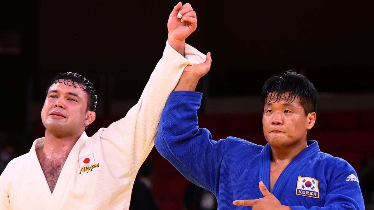 Le judoka japonais Aaron Wolf a remporté l'or face au Sud-Coréen Cho Gu-ham au Nippon Budôkan, le 29 juillet(REUTERS/Sergio Perez)