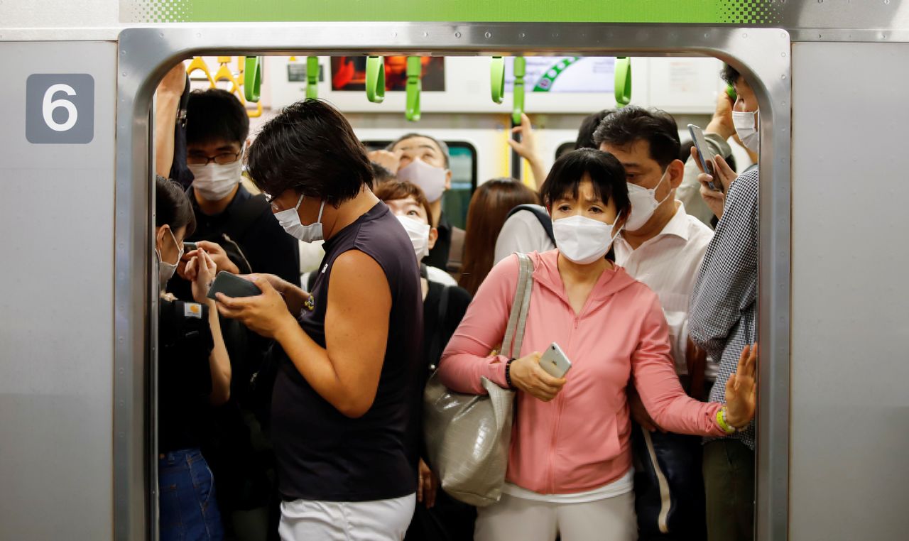 Tokyo, où se déroulent actuellement les Jeux olympiques, la Thaïlande et la Malaisie ont annoncé samedi des nombres records de contaminations au coronavirus, principalement à cause du variant Delta extrêmement transmissible de la maladie. /Photo prise le 30 juillet 2021/REUTERS/Androniki Christodoulou