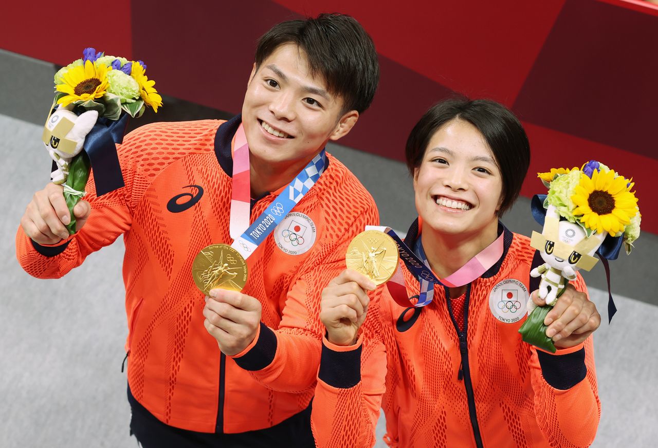 Abe Hifumi et sa sœur Uta, tous deux médaillés d’or en judo (respectivement -66 kg et -52 kg), le 25 juillet 2021. (Jiji Press)