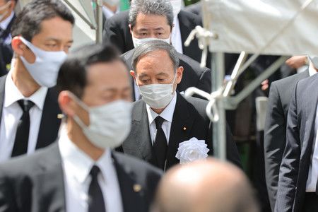 Le Premier ministre Suga le 9 août, accusant une minute de retard à son arrivée à la cérémonie.