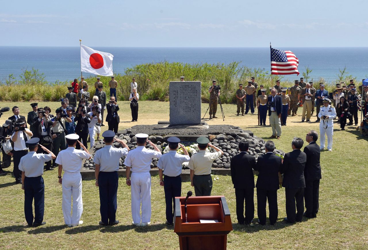 Cérémonie nippo-américaine du souvenir à Iwo Jima, le 24 mars 2018 (Jiji)