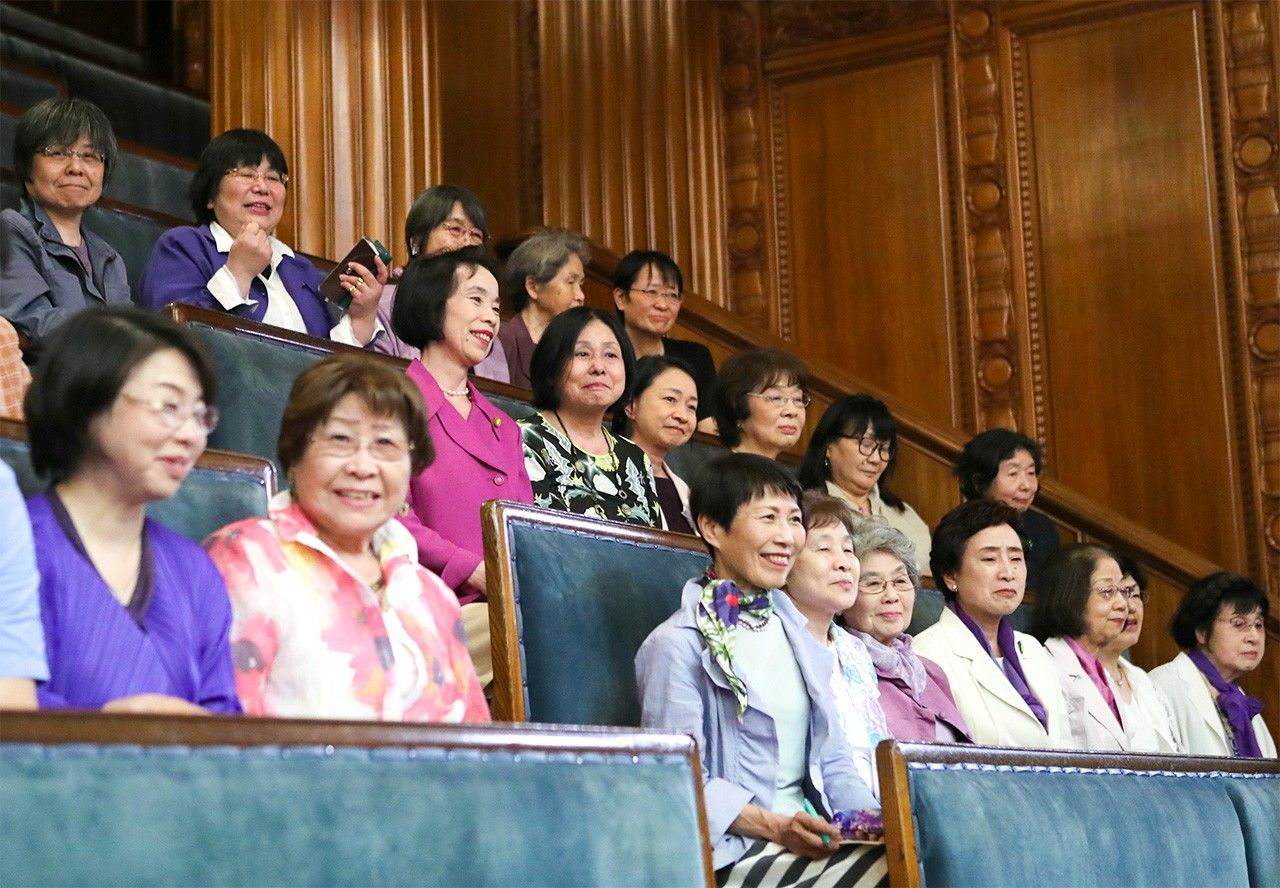 Des femmes assistent depuis les tribunes de la Diète réservées au public à l’adoption de la loi sur la parité dans le monde politique le 16 mai 2018 (Jiji)
