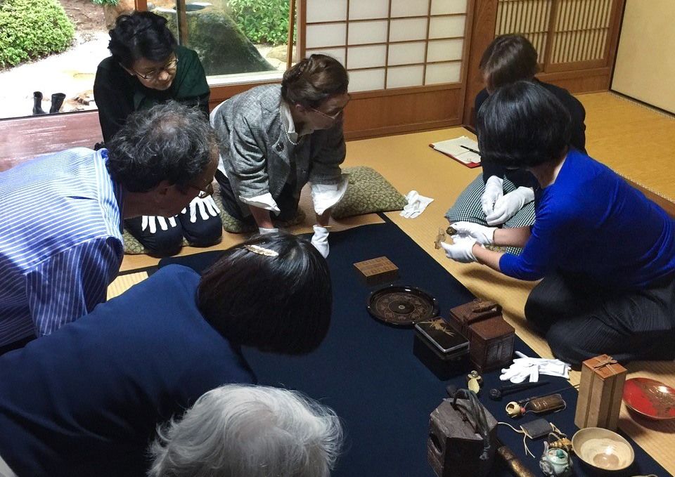Une « séance de manipulation » : l’occasion pour les visiteurs de toucher les œuvres d'art du musée Tezen lors du circuit Art et Tradition à Izumo en 2016. (© Sophie Richard)