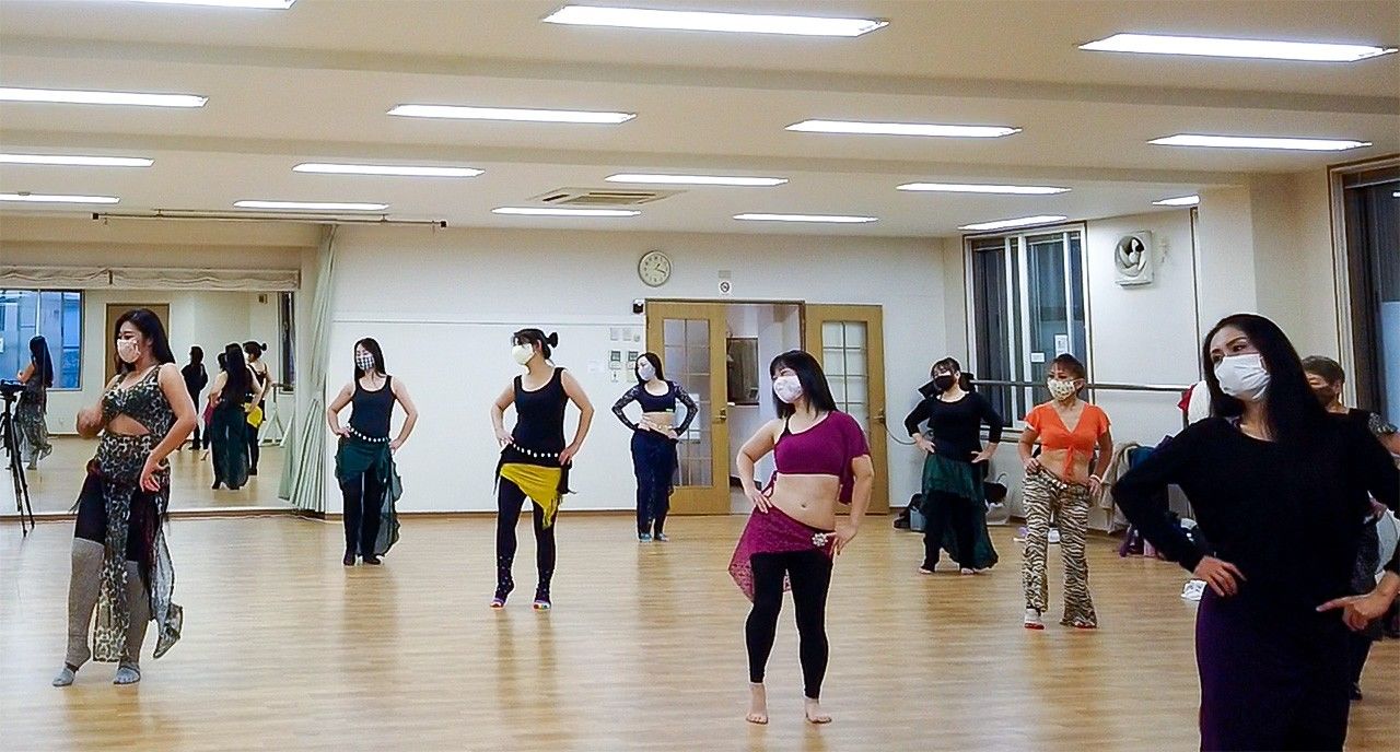 Farida, au bout à gauche, donne un cours de danse. (photo de Nippon.com)