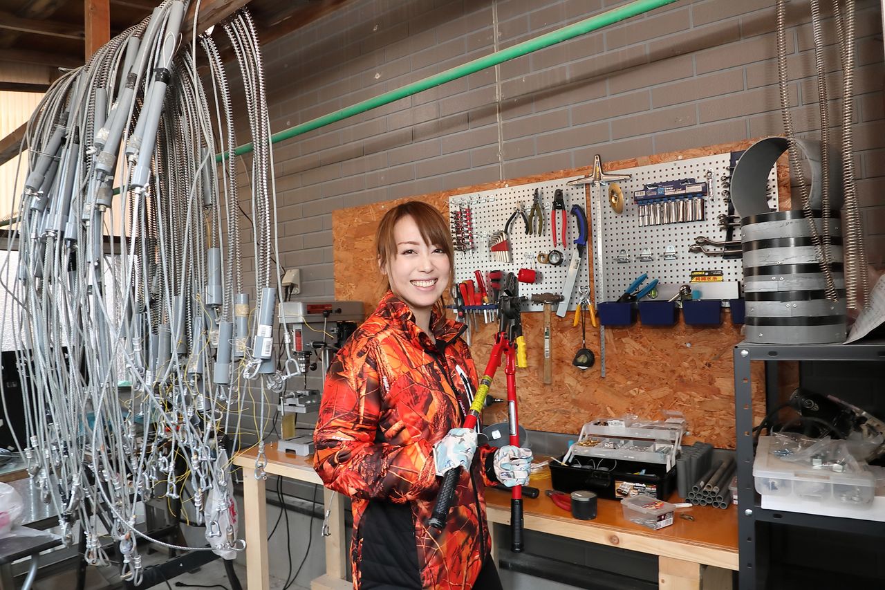 Nozomi fabrique elle-même à la main ses propres pièges.