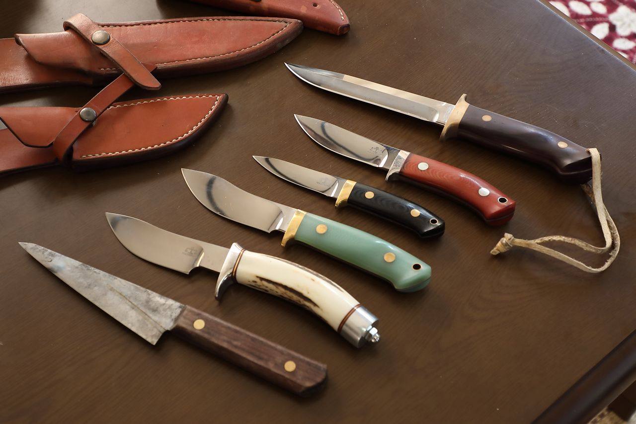 La collection de couteaux de Nozomi. Celui du haut est utilisé pour tuer un animal piégé et les cinq autres pour l'habillage et de dépeçage.