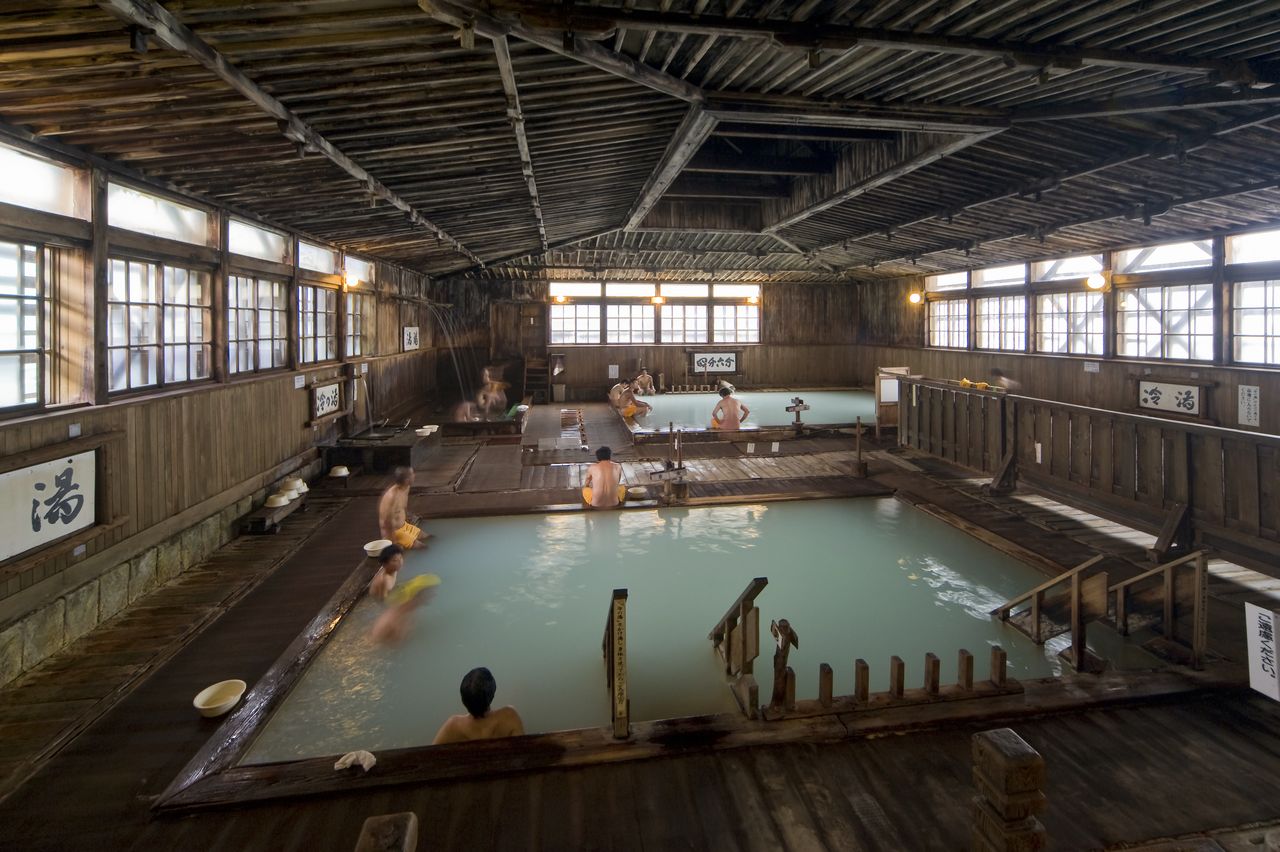 Le bain Sennin est un grand bain public mixte dont la structure est fabriquée en bois de Hiba, un conifère japonais. (Photo avec l’aimable autorisation de Sukayu Onsen)