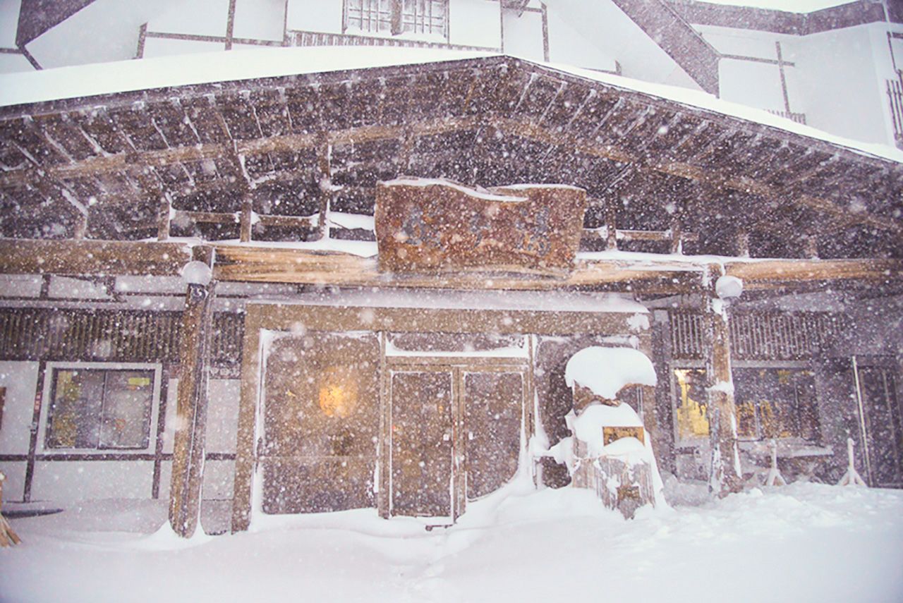 Pendant le mois de février, il n’est pas rare que les chutes de neige de Sukayu dépassent les 2 mètres de hauteur !