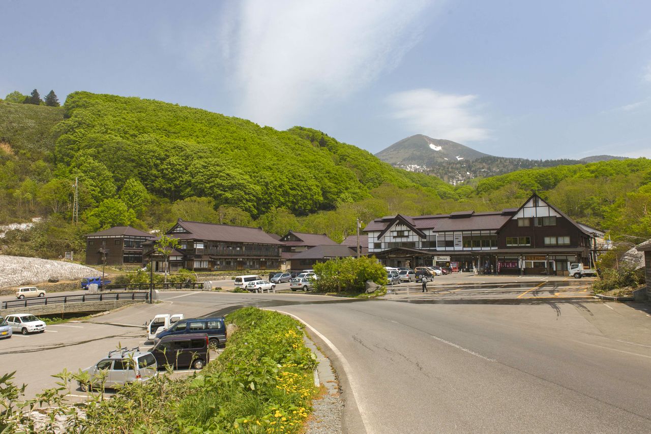 Le printemps à Sukayu Onsen. Les monts Hakkôda sont visibles en arrière-plan. (Photo avec l’aimable autorisation de la fédération des offices de tourisme de la préfecture d’Aomori)