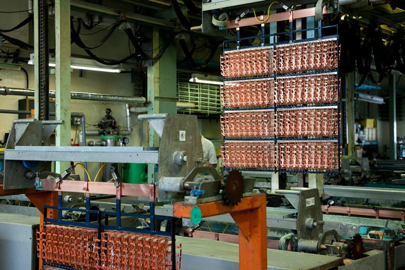 將產品掛在架子上進行鍍金加工