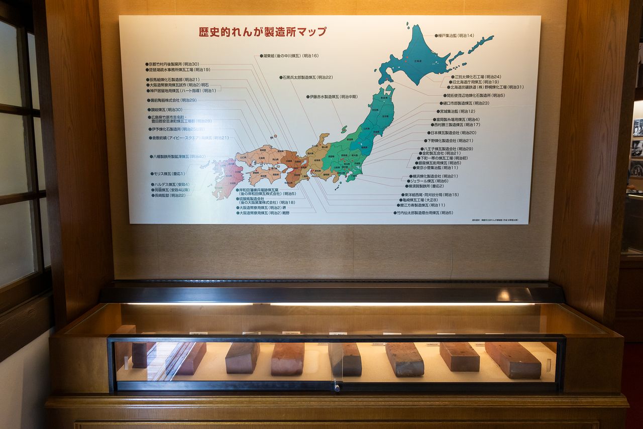 在此可以學習日本全國的磚瓦製造歷史，而不僅限於深谷。下方陳列的是不同時代深谷出產的紅磚