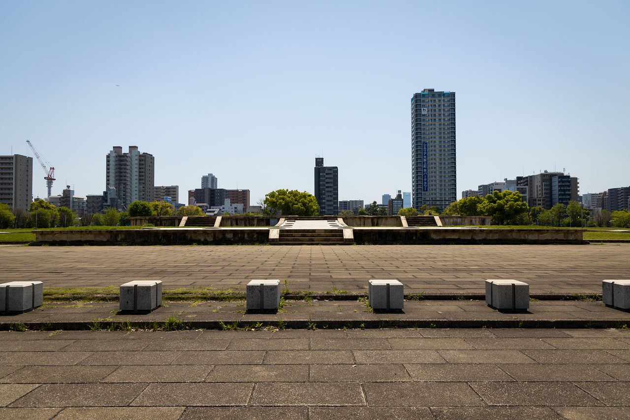 位於大阪城南側法圓阪1丁目的難波宮遺址公園，正中間是復原後的大極殿壇基