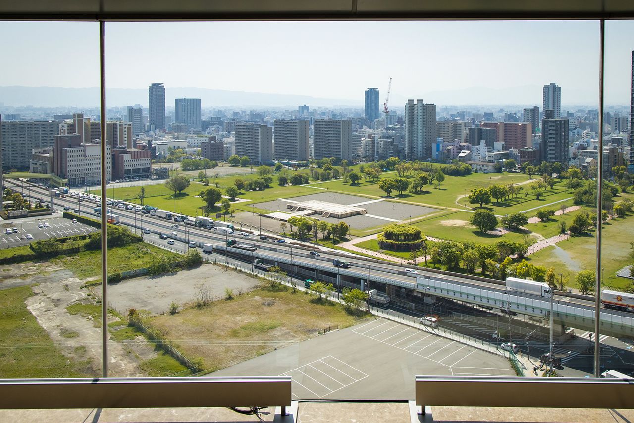 透過玻璃窗俯視大阪市中心的難波宮遺址公園