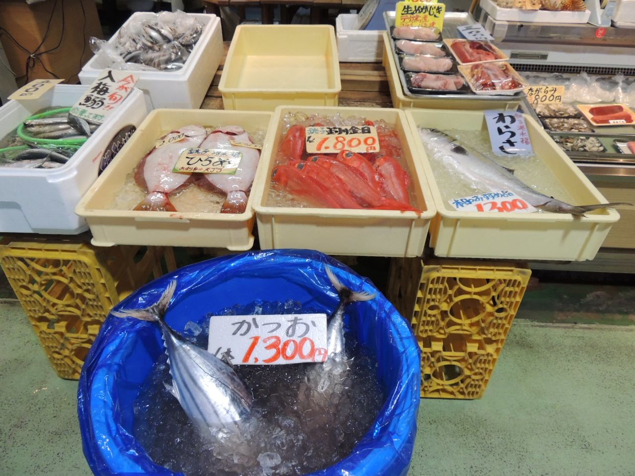 店前擺放著入梅沙丁魚等整條新鮮海魚，可以委託店家當場進行加工處理（筆者攝影）