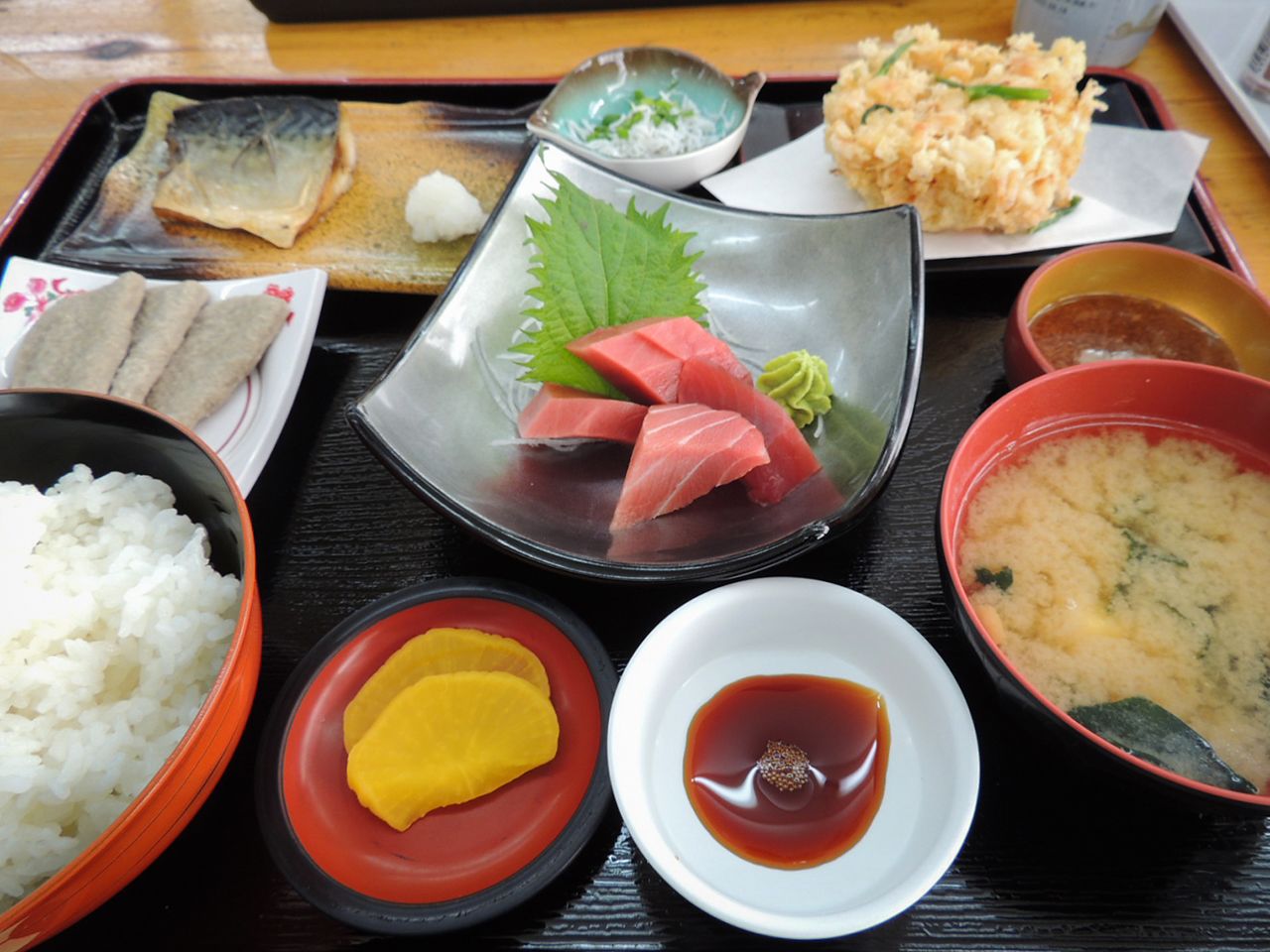 駿河套餐，可以品嘗到豐富多彩的魚料理