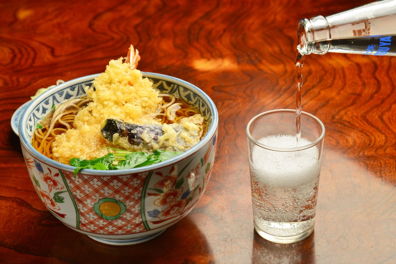 「賢治套餐」定價1000日圓（不含稅），可以品嘗賢治最愛的天婦羅蕎麥面和汽水