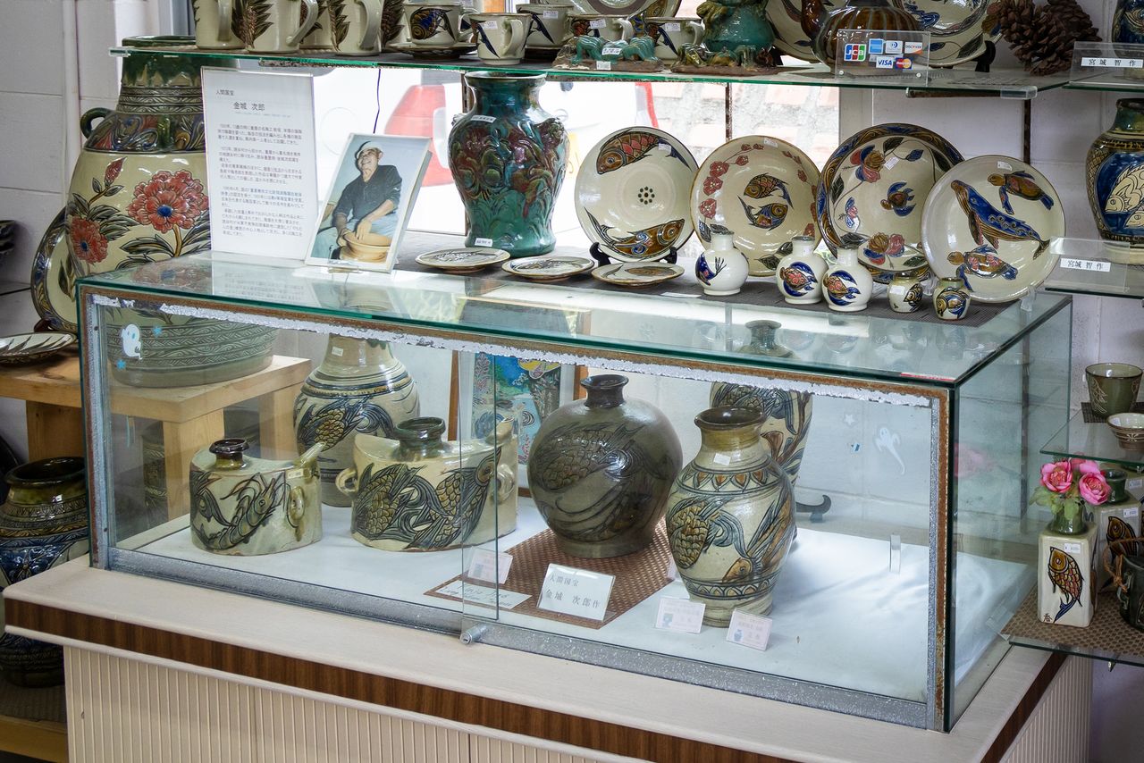 「陶藝工坊fuji」店內陳列的金城次郎的作品（玻璃櫃內）