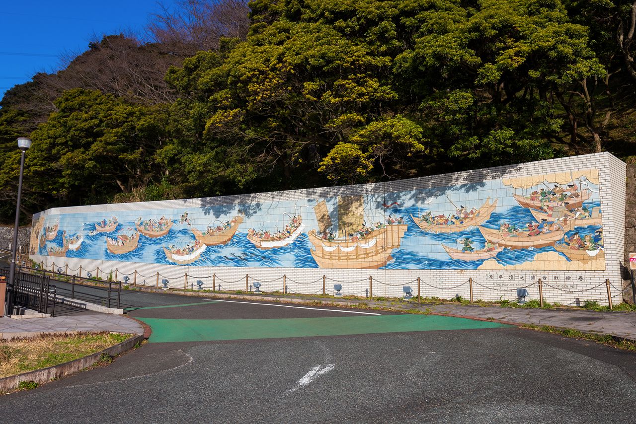 和布刈公園第二展望台有一幅描繪了壇之浦合戰的巨型壁畫，使用的是「有田燒」瓷磚