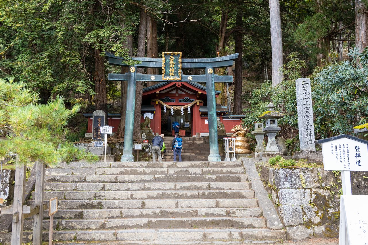前往奧宮的登山參拜入口。在接待處繳納1000日圓就可入山。參拜者大多全副武裝，做足了登山準備