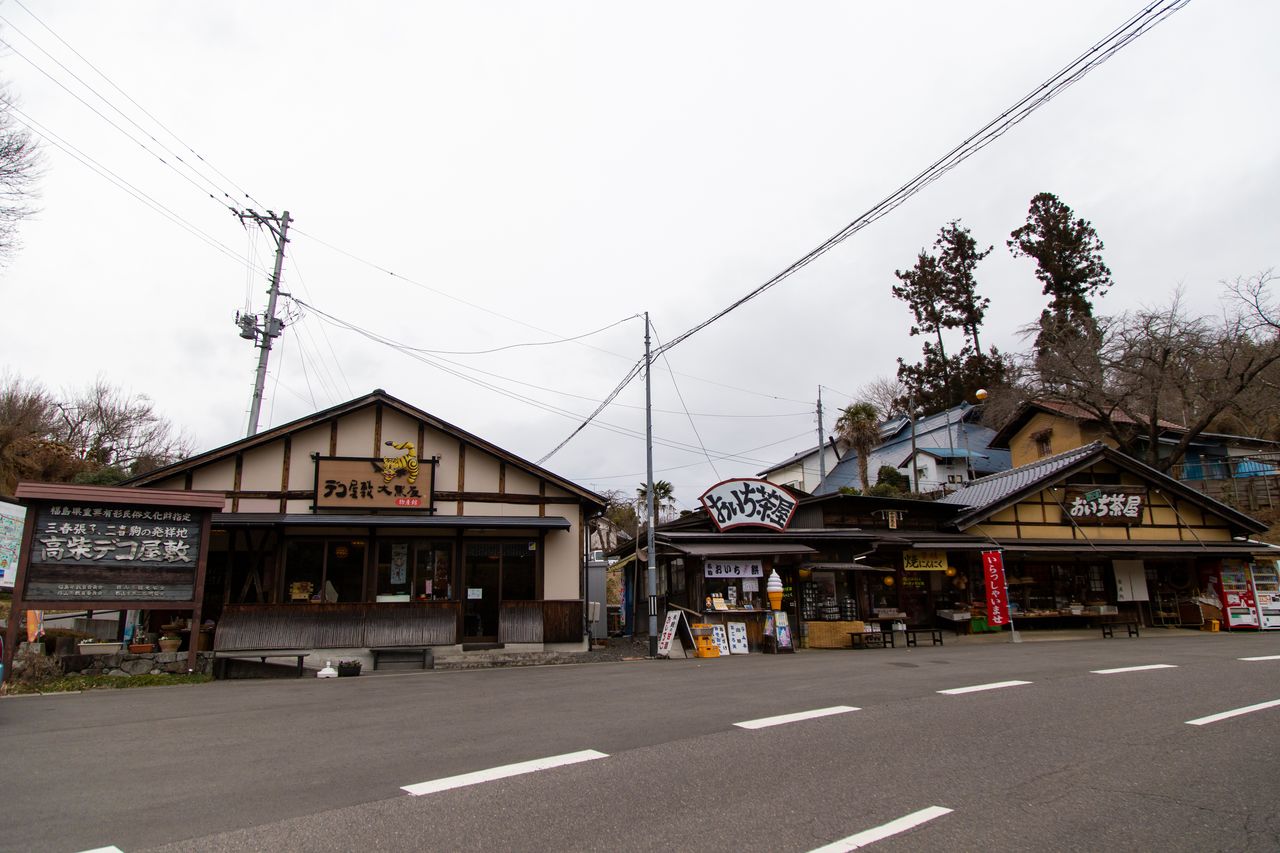  「DEKO屋敷大黑屋 物產館」就位在「高柴DEKO屋敷」的入口處，右邊有讓遊客稍事休息的餐廳「OICHI茶屋」，周邊還有免費停車場，能悠閒地遊覽各個紙偶工坊。