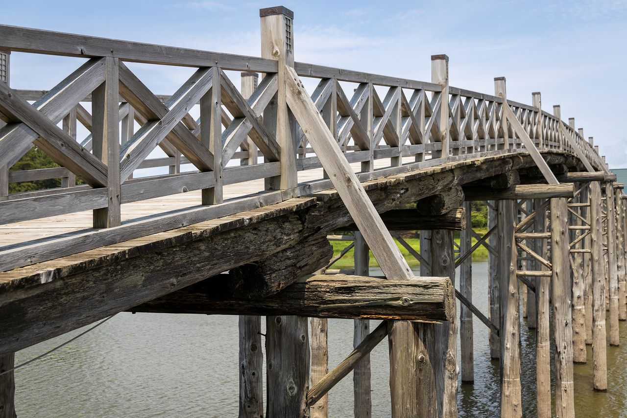 從亭子中望去，可以清楚地看到橋體結構運用了日本傳統的建造技術