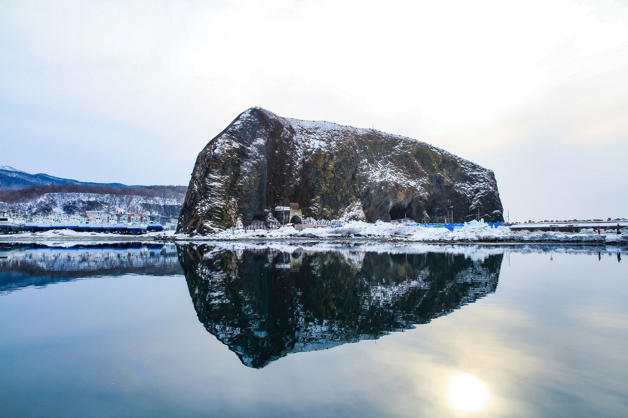 微風徐徐的日子，Oronko岩在水面形成鏡面反射　照片提供：知床斜里町觀光協會