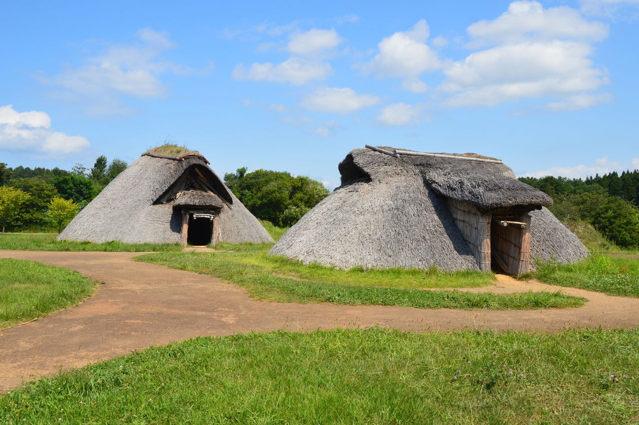復原完成的傳統「茅葺」竪穴式住居（PIXTA）