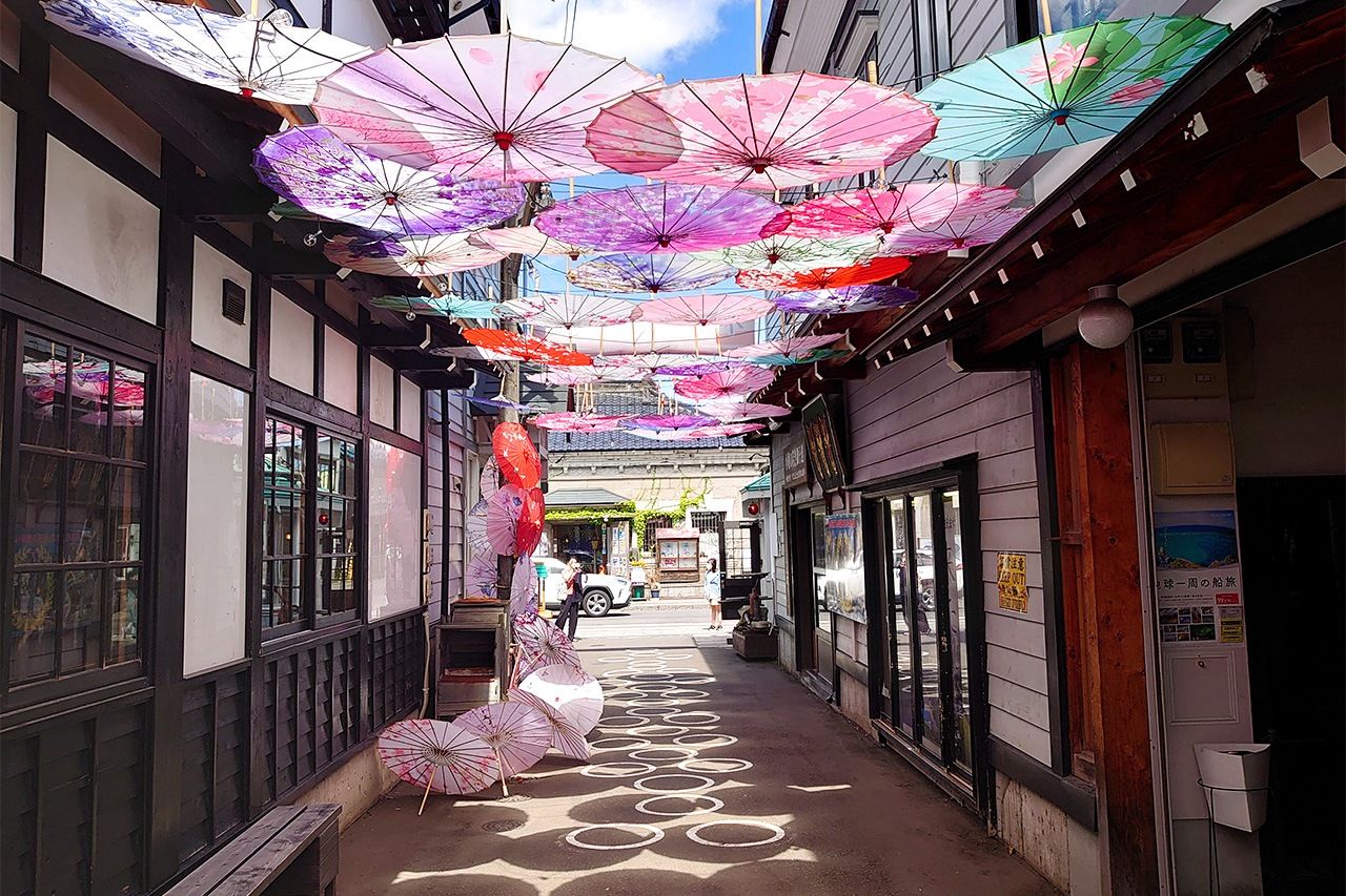 「小樽出世前廣場」入口處的跳格子與日式紙傘