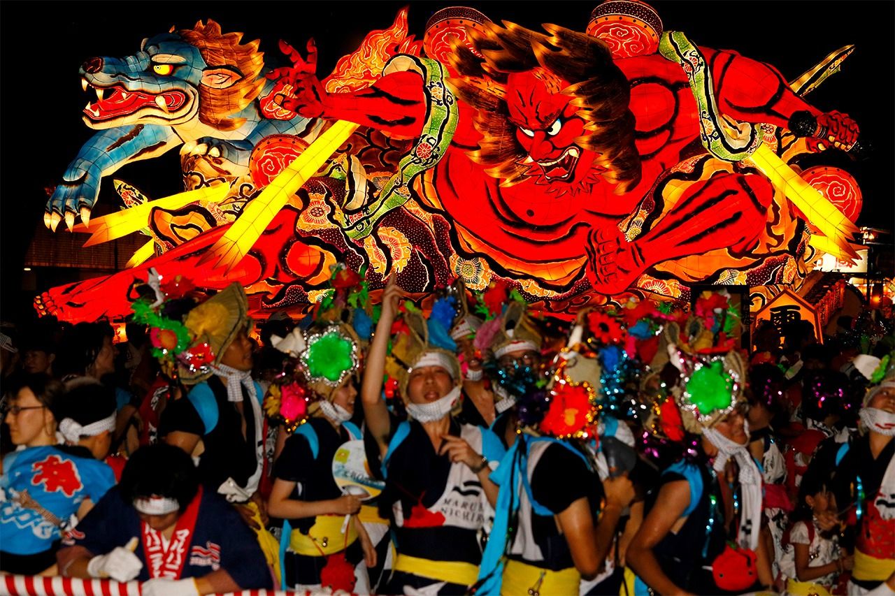 「青森睡魔祭」上，被稱為「跳人」的舞者們舉著巨大的花燈在城中遊行。據說該節慶起源於放河燈活動（青森縣青森市，8月2-7日）