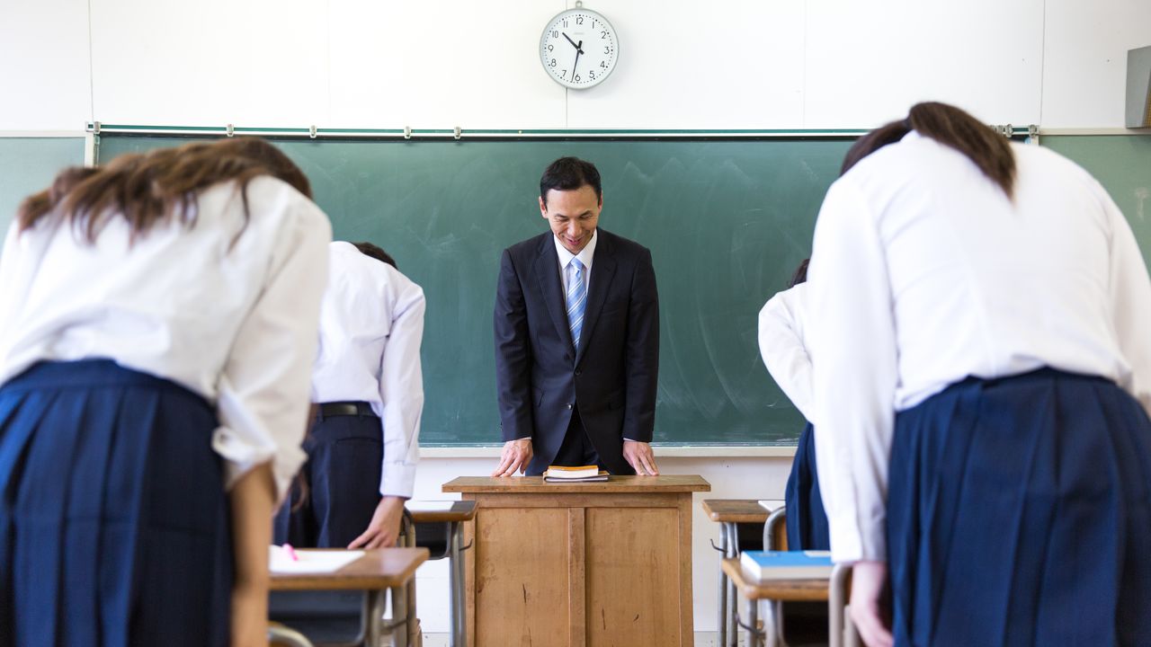 在課堂上鞠躬敬禮的習慣沿襲自日本近代教育。當然，也有一些學校並未沿用（PIXTA）