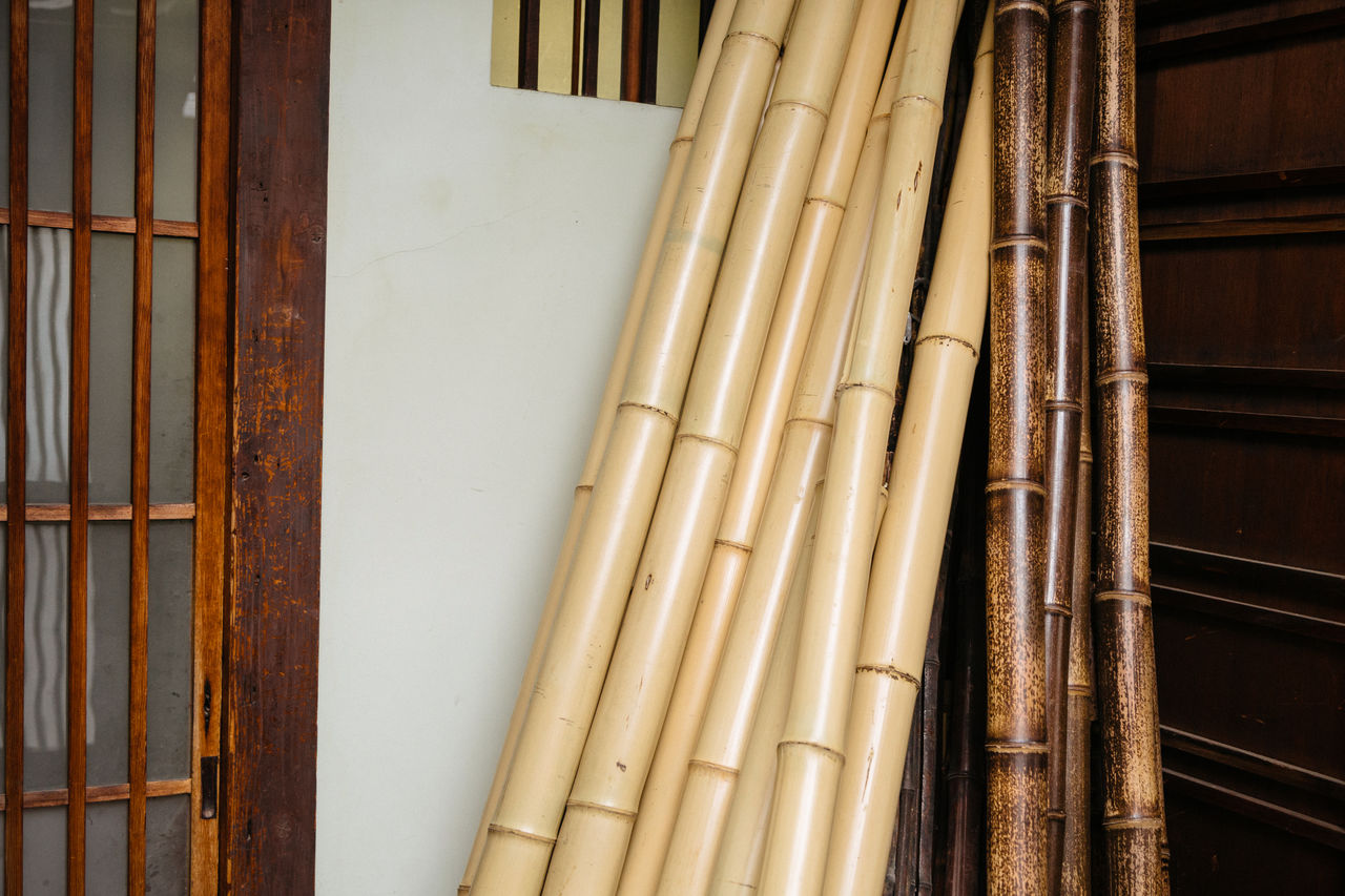 工作坊裡擺放的竹材。左邊是白竹