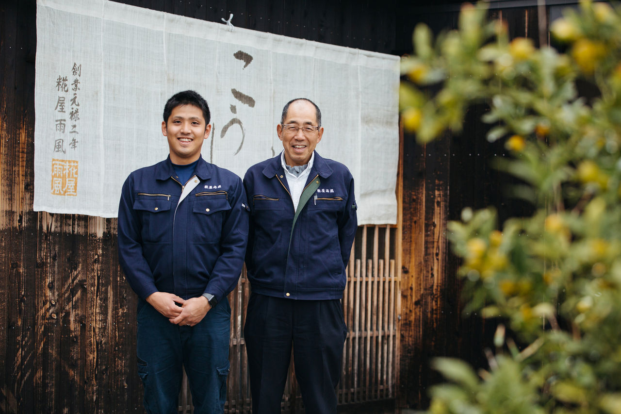 雨風第15代傳人豐田實（右）和兒子宣廣，是一家家族公司