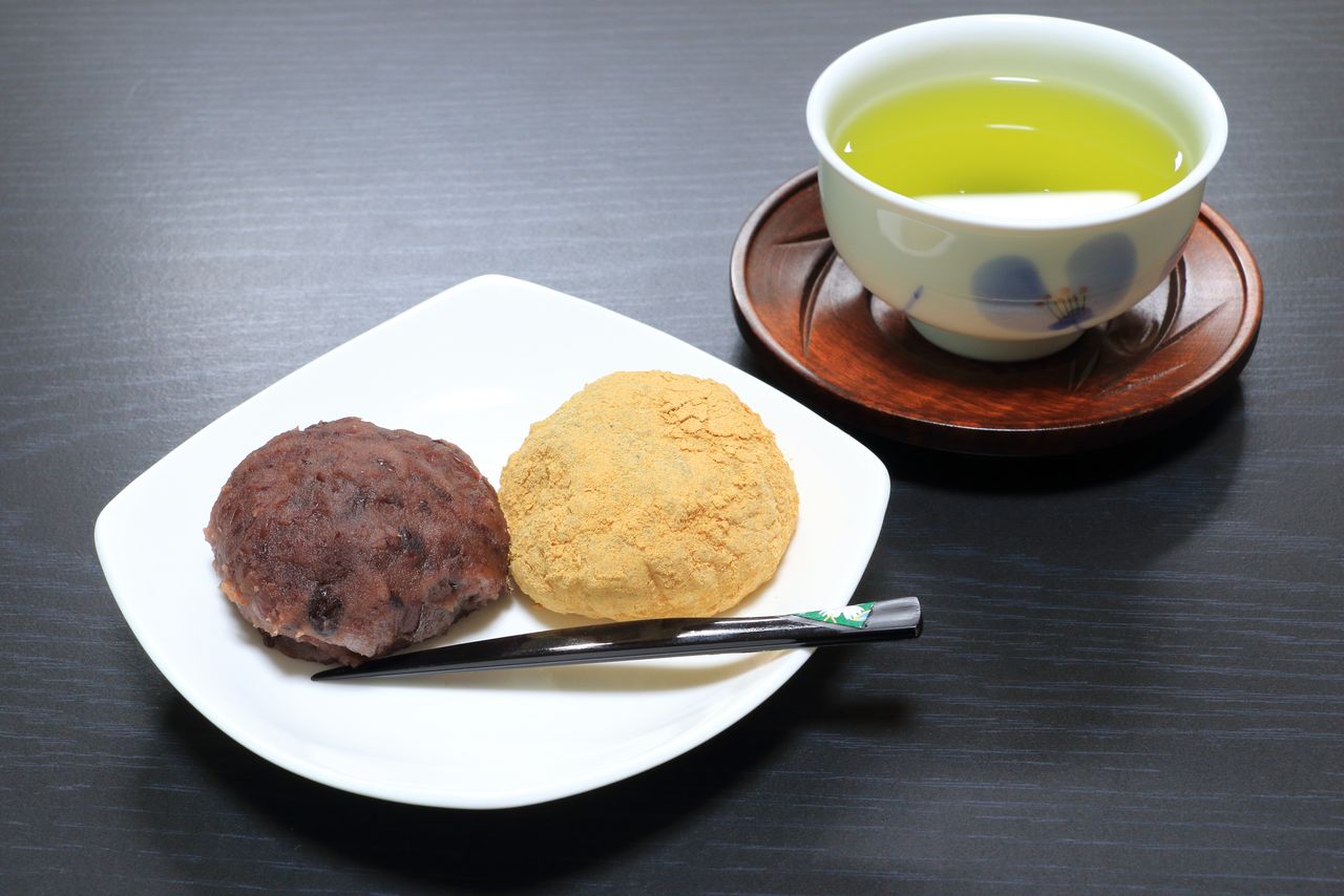 原則上「飲品放在食物右側」(PIXTA)