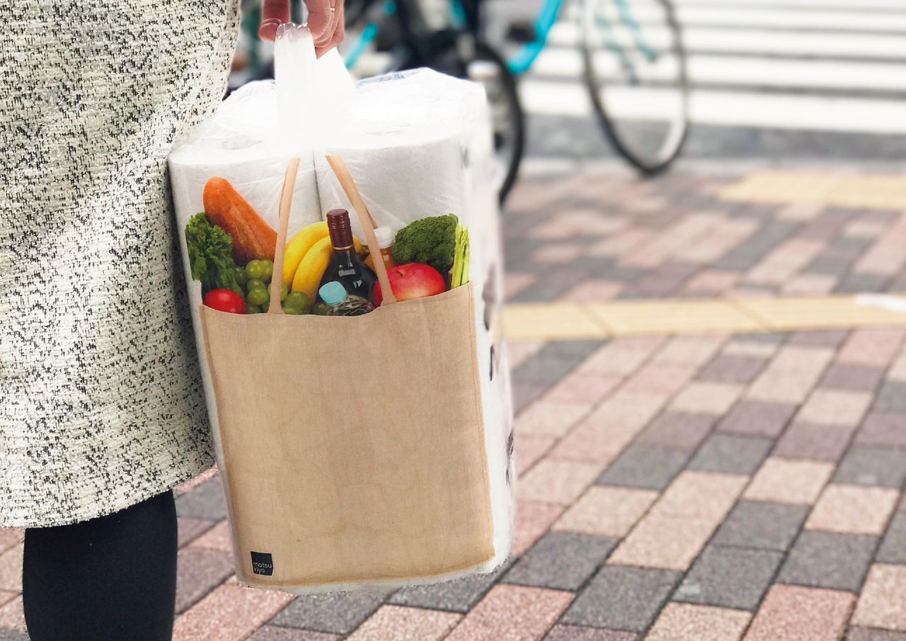 衛生紙的外包裝袋上，獨出心裁地印了一個購物袋圖案，回頭率超高。自主品牌「matsukiyo」系列產品，含稅價為278日圓（圖片提供：松本清控股）