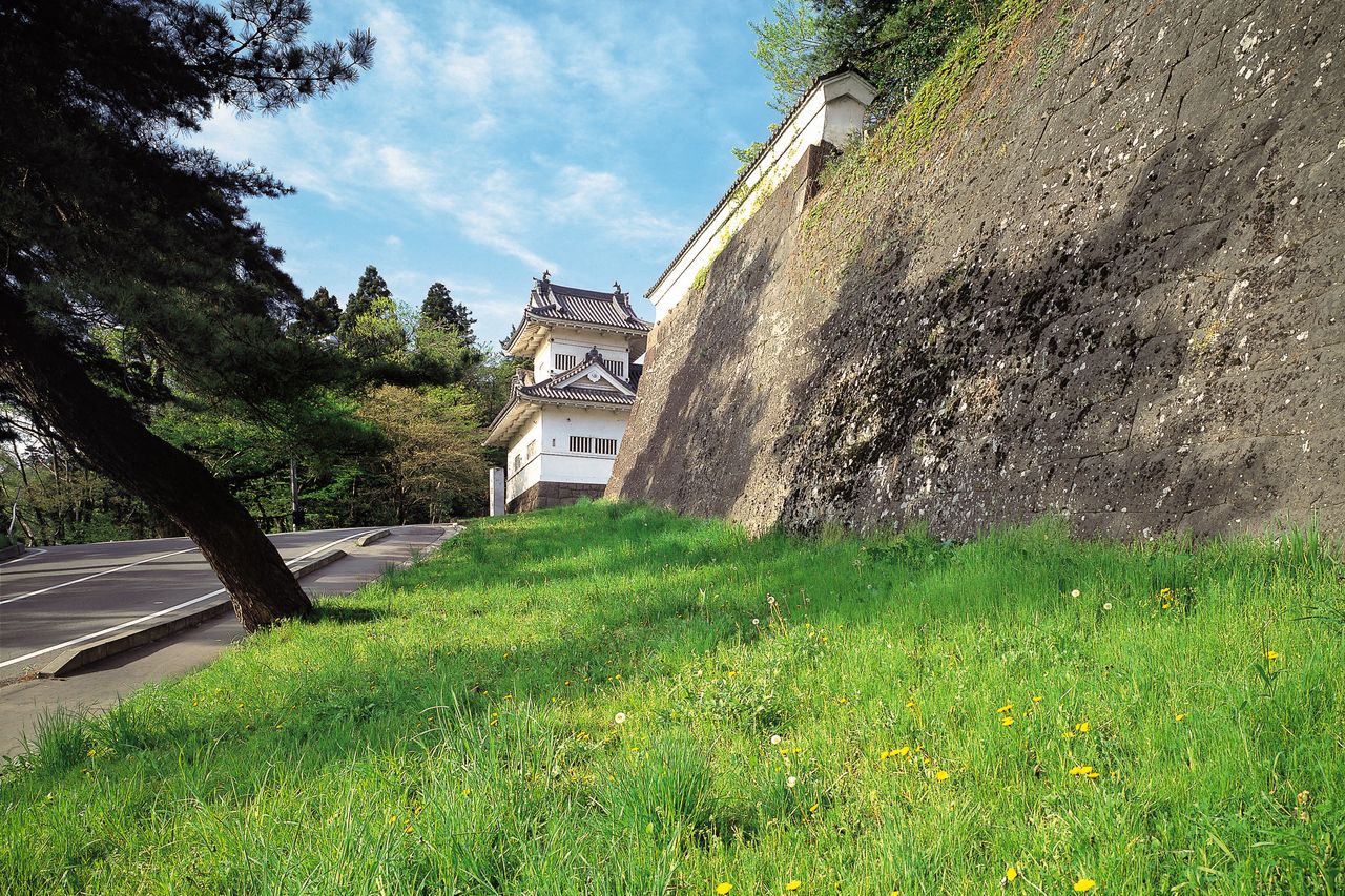 從角樓通向主城堡遺址的曲徑（提供：仙臺觀光國際協會）